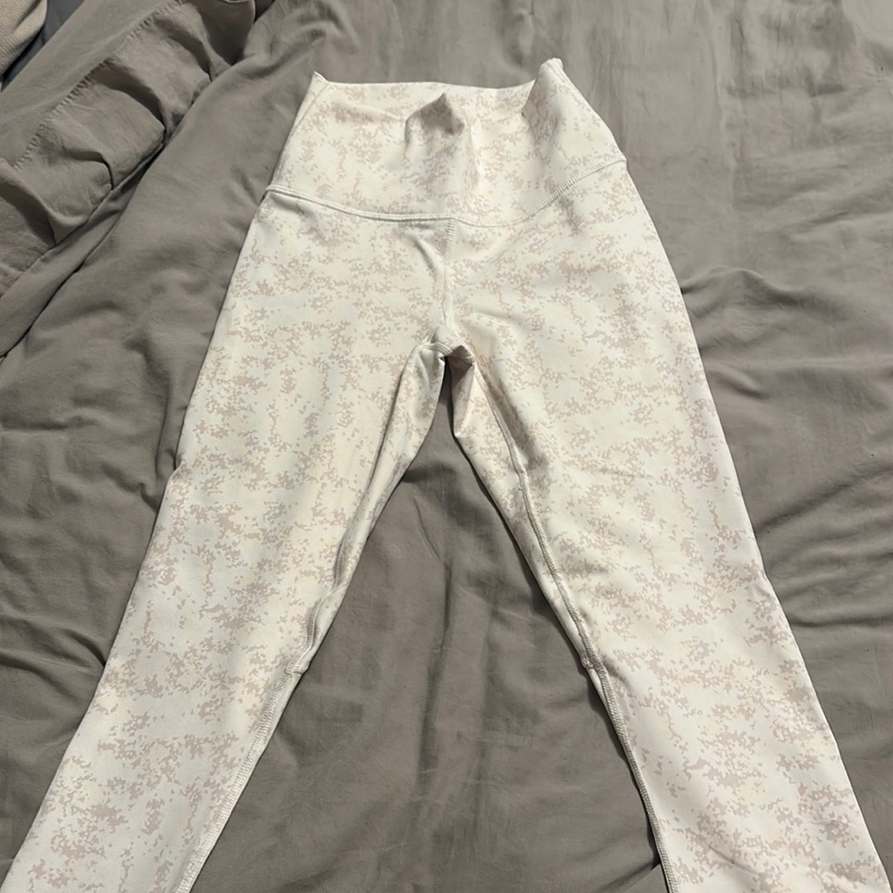 Fabletics 7/8 Leggings in XXS Color Cream